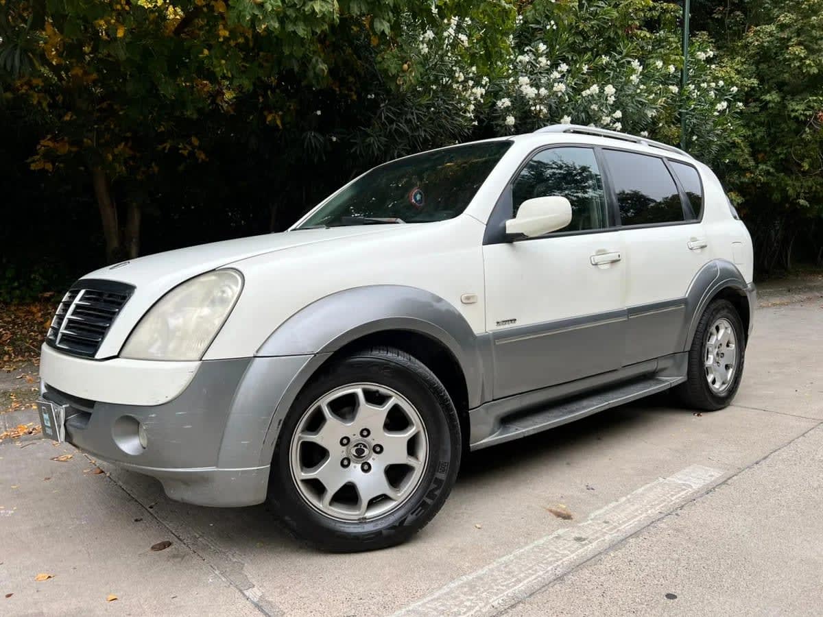 2007 SsangYong Rexton 4X4 Blanco - Miniatura 2