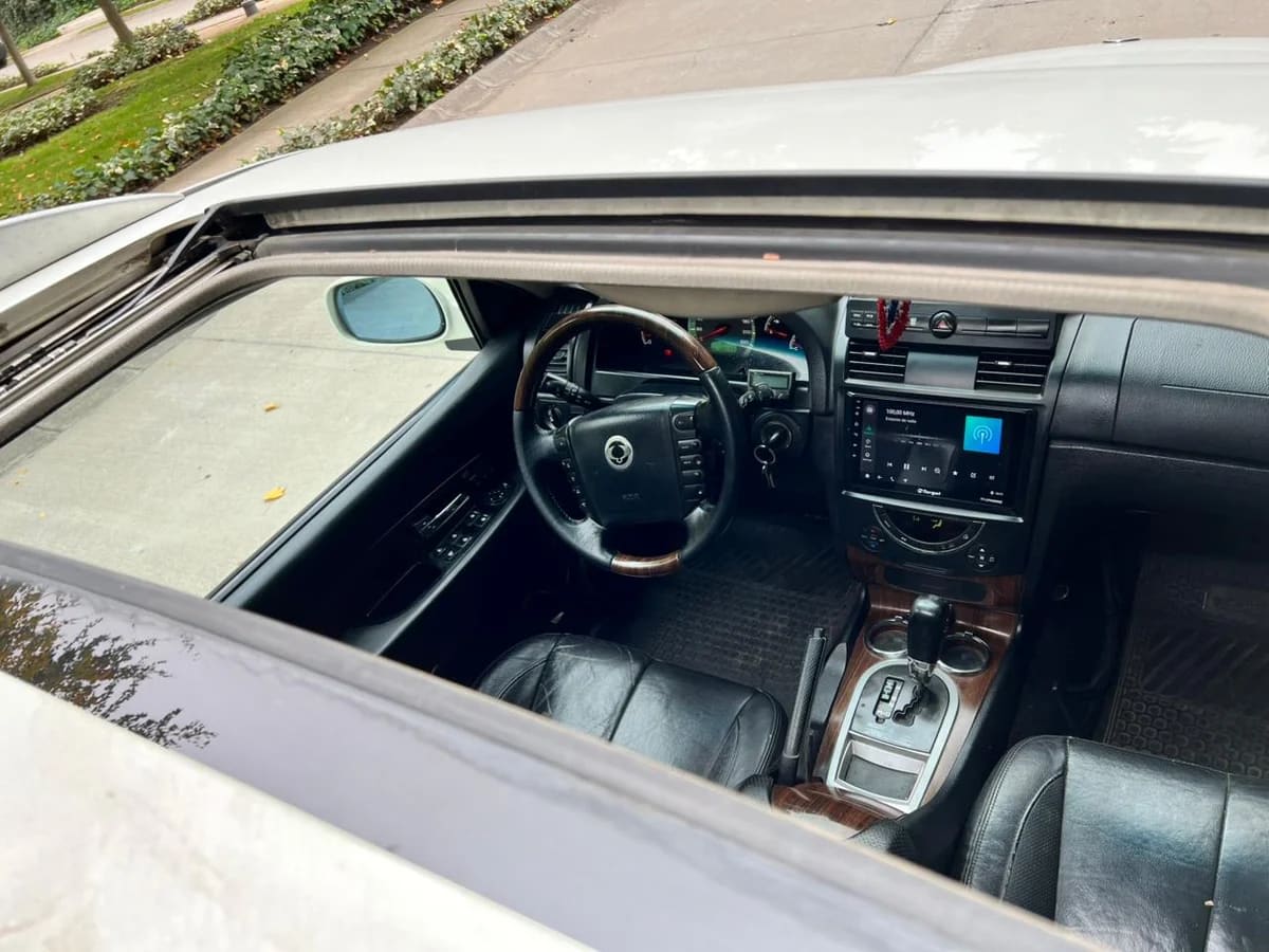2007 SsangYong Rexton 4X4 Blanco - Miniatura 10