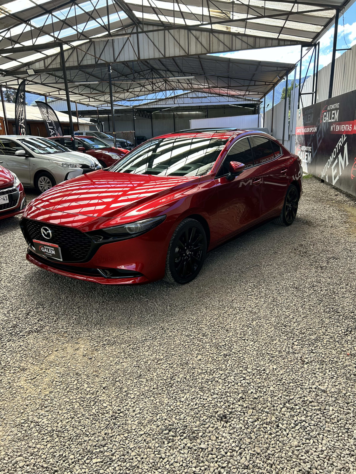 2024 Mazda 3 3 Rojo - Miniatura 3