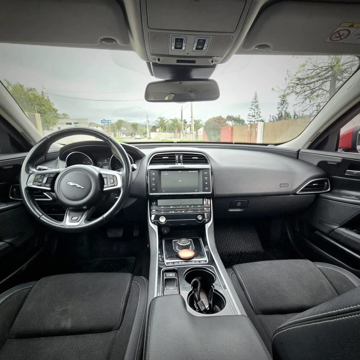 2017 Jaguar XE - Miniatura 6