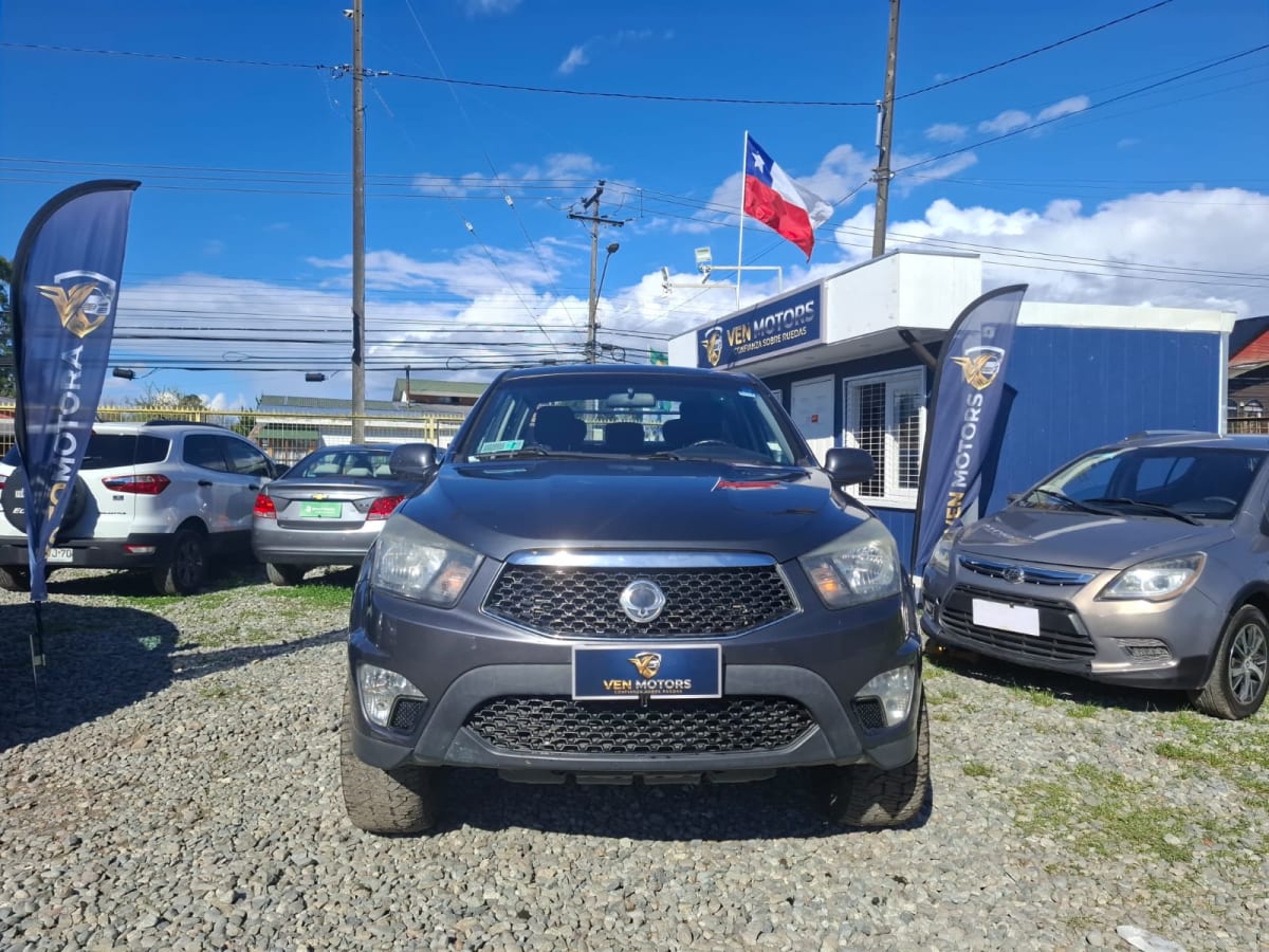 2015 SsangYong Actyon Negro - Miniatura 2