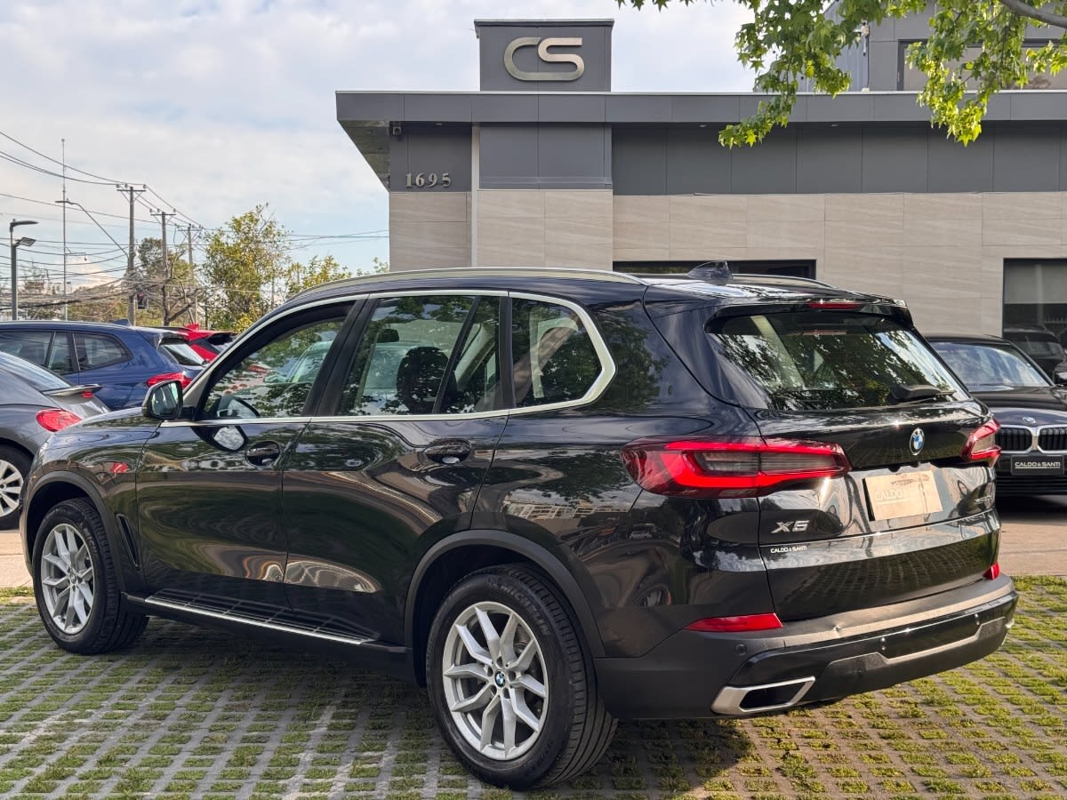 2023 BMW X5 XDRIVE30D Negro - Miniatura 3