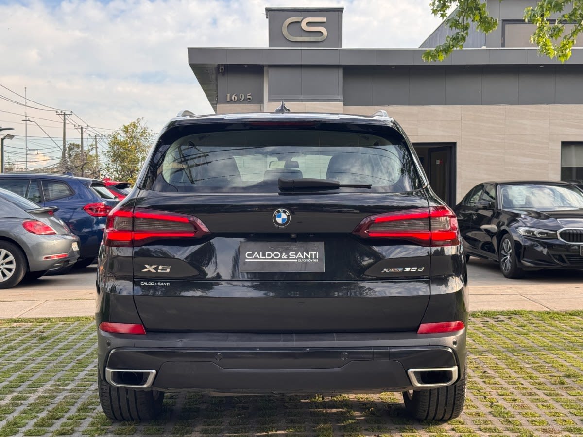 2023 BMW X5 XDRIVE30D Negro - Miniatura 4