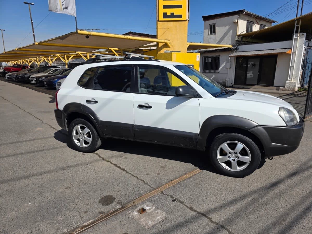 2005 Hyundai Tucson GL Blanco - Miniatura 3