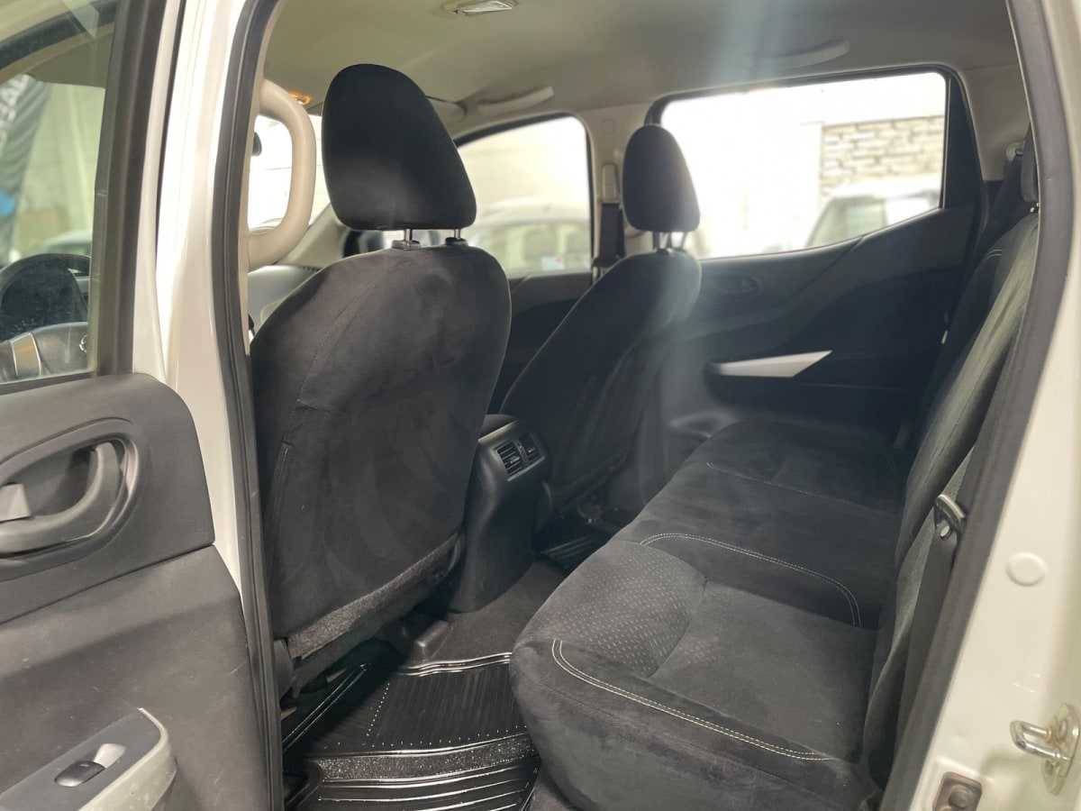 2018 Nissan Np300 Dcab 2.3 Blanco - Miniatura 9