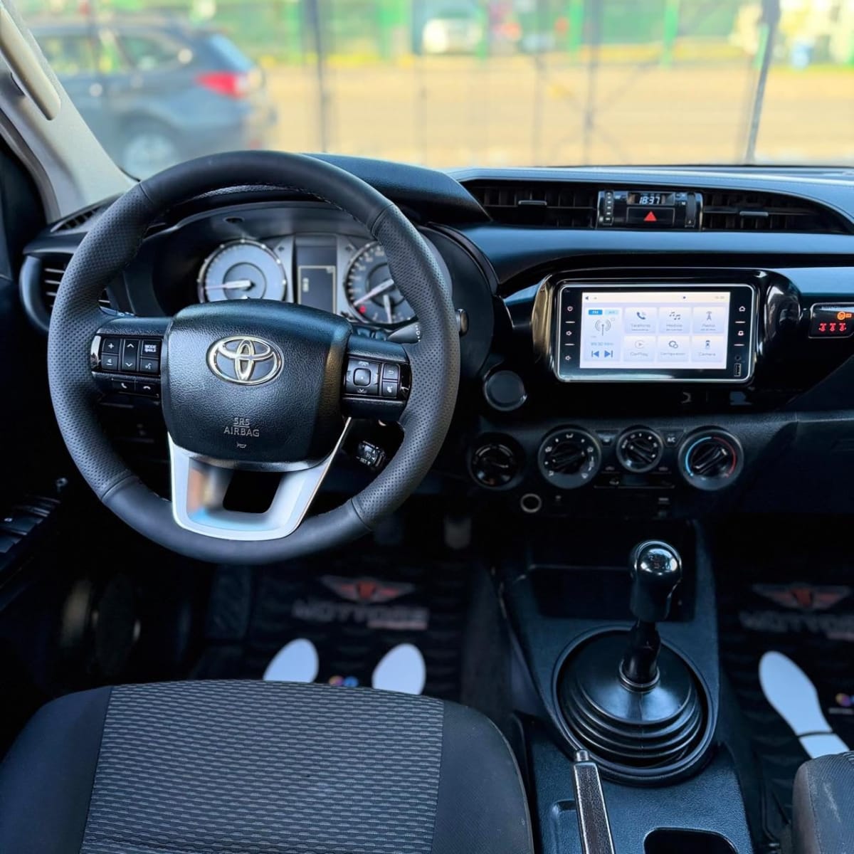 2023 Toyota Hilux DX Rojo - Miniatura 5