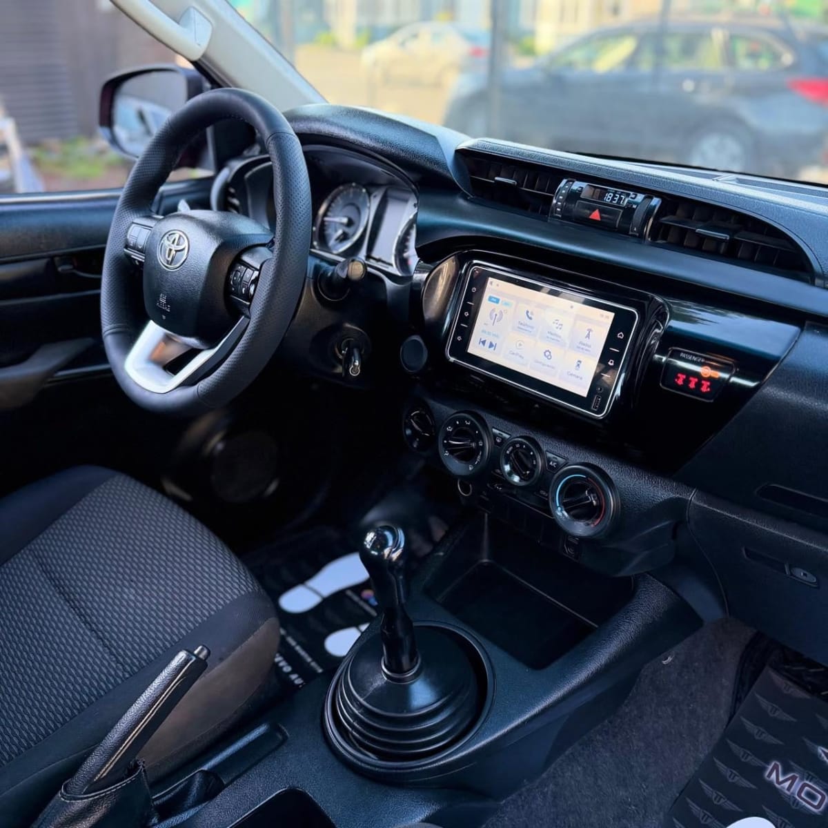 2023 Toyota Hilux DX Rojo - Miniatura 7