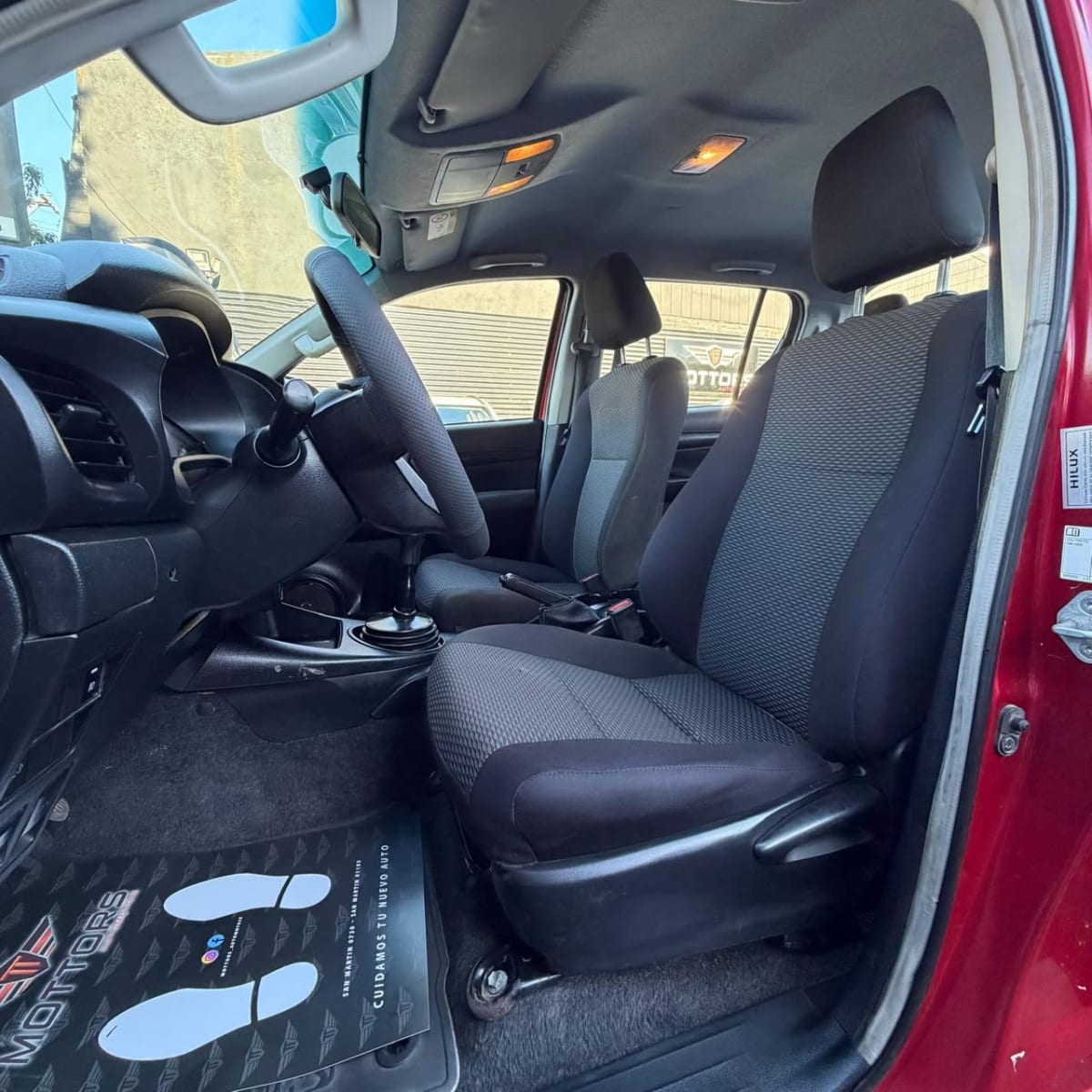 2023 Toyota Hilux DX Rojo - Miniatura 8