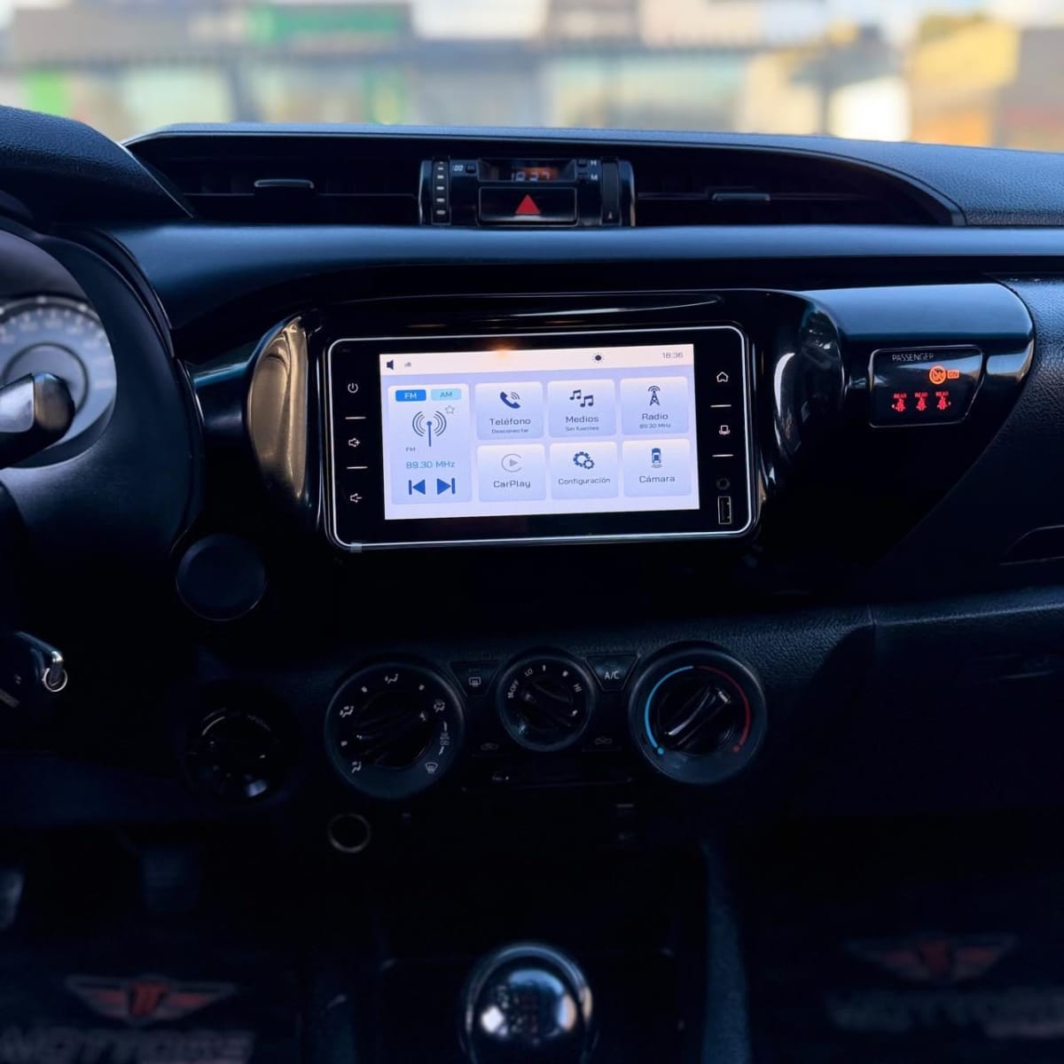 2023 Toyota Hilux DX Rojo - Miniatura 9