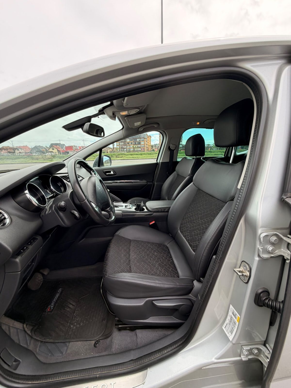 2017 Peugeot 3008 ALLURE Gris - Miniatura 10