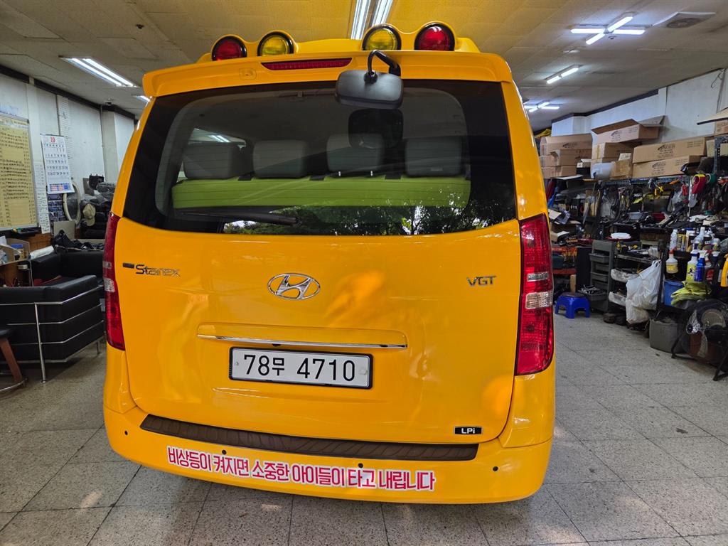 2019 Hyundai Starex Diesel Amarillo - Miniatura 4