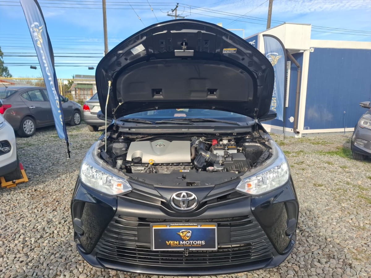 2021 Toyota Yaris Negro - Miniatura 4