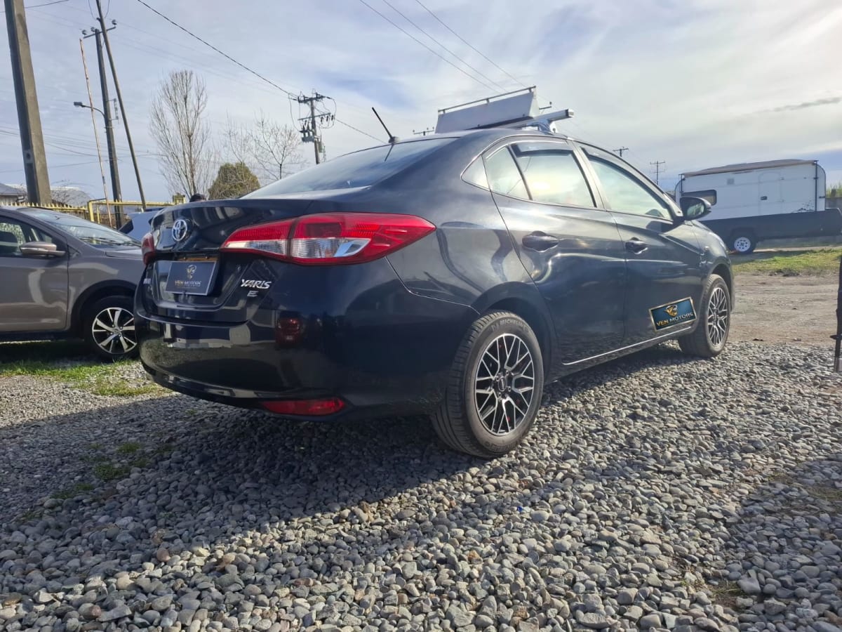 2021 Toyota Yaris Negro - Miniatura 9