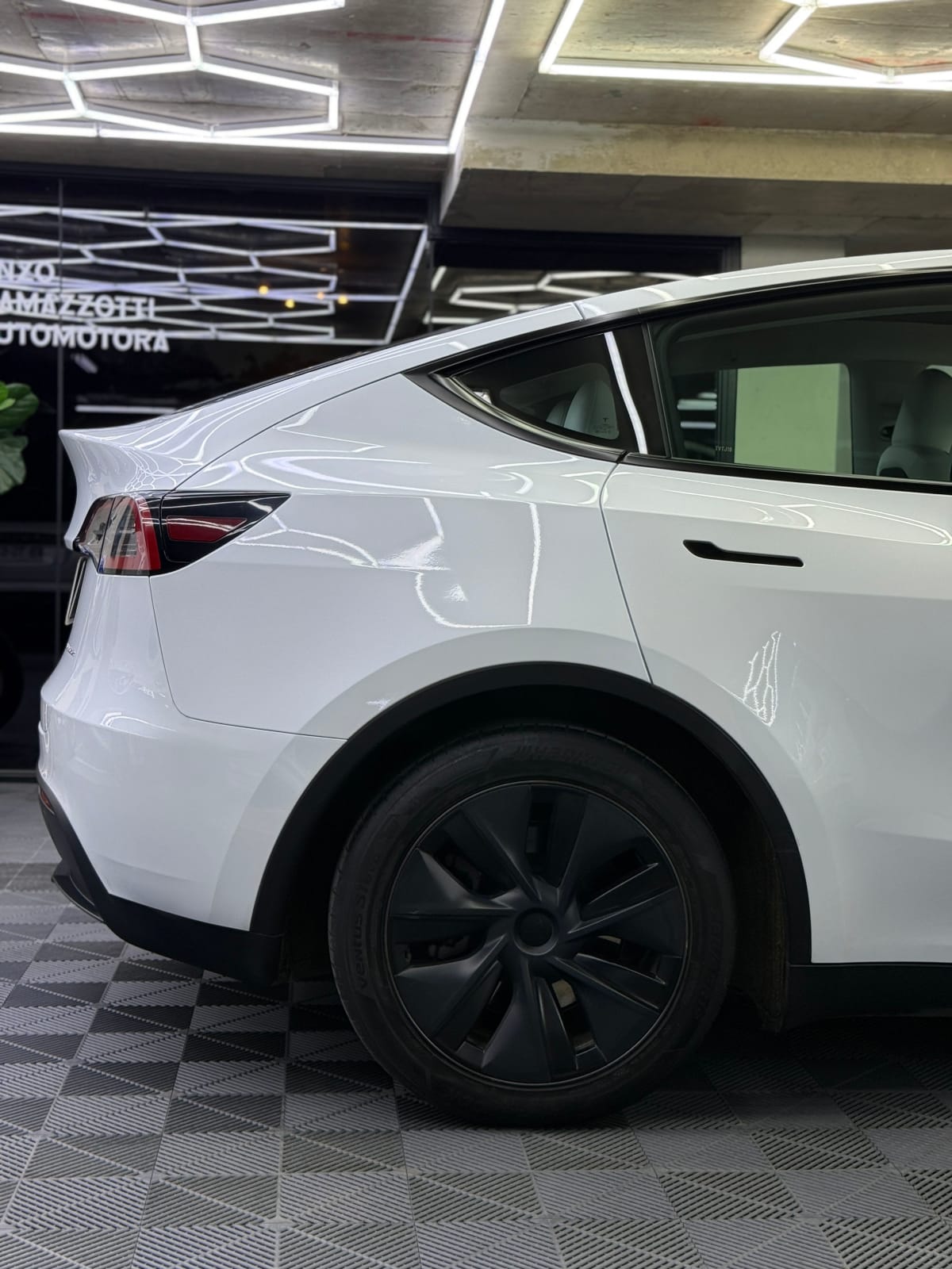 2024 Tesla Model Y Blanco - Miniatura 3