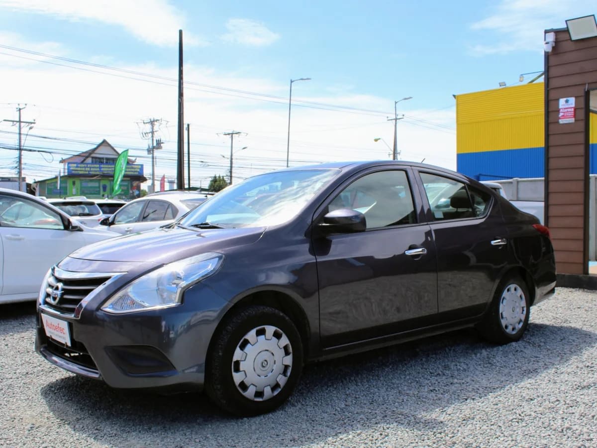 2018 Nissan Versa SENSE Gris - Imagen 1