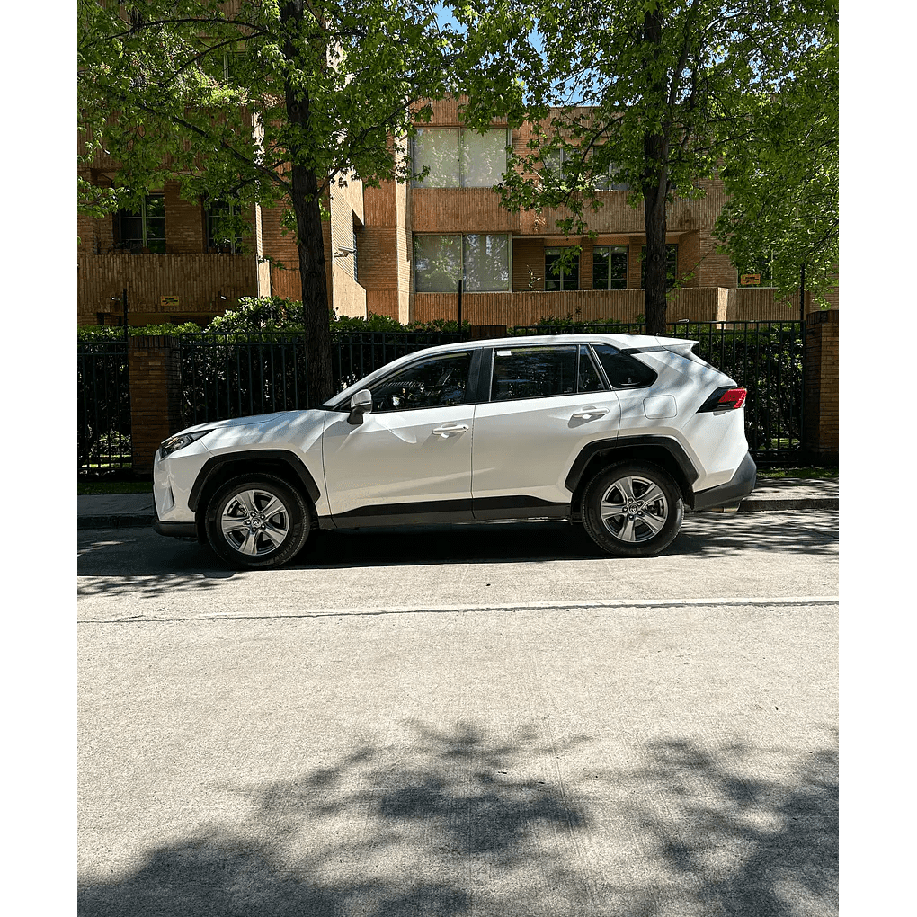2023 Toyota RAV4 LE - Miniatura 3