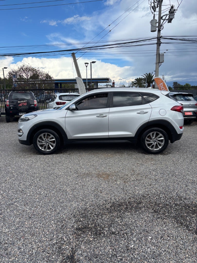 2018 Hyundai Tucson GL Plata - Miniatura 2