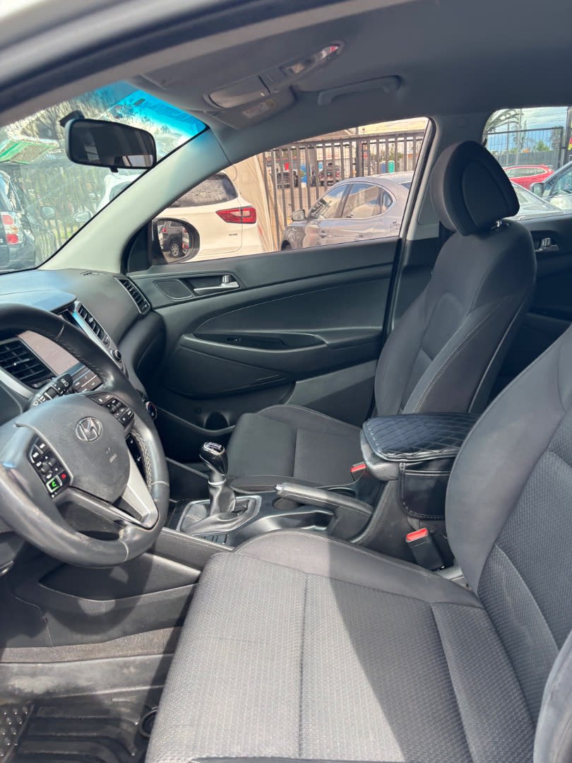 2018 Hyundai Tucson GL Plata - Miniatura 10