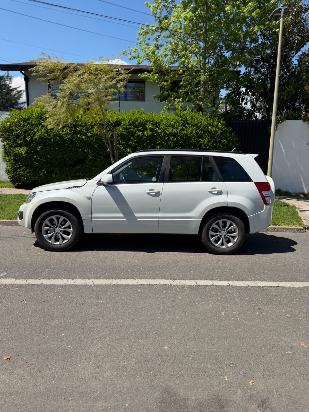 2016 Suzuki Grand Nomade - Miniatura 2