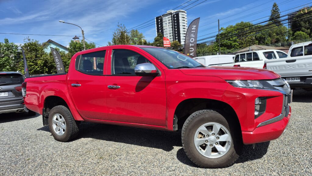 2023 Mitsubishi L200 KATANA Rojo - Miniatura 6