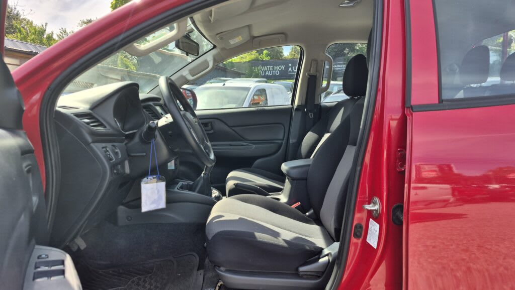 2023 Mitsubishi L200 KATANA Rojo - Miniatura 8