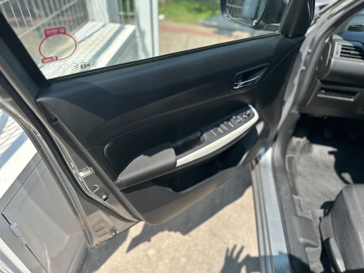 2020 Suzuki Swift GLX Plata - Miniatura 7