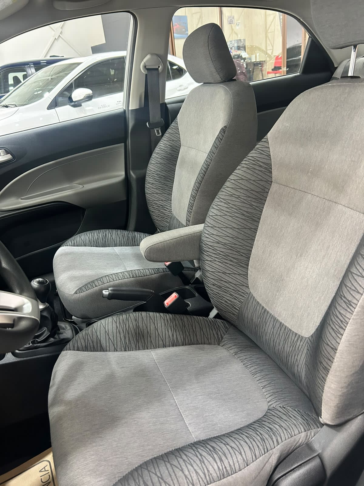 2026 KIA Soluto Gris - Miniatura 4