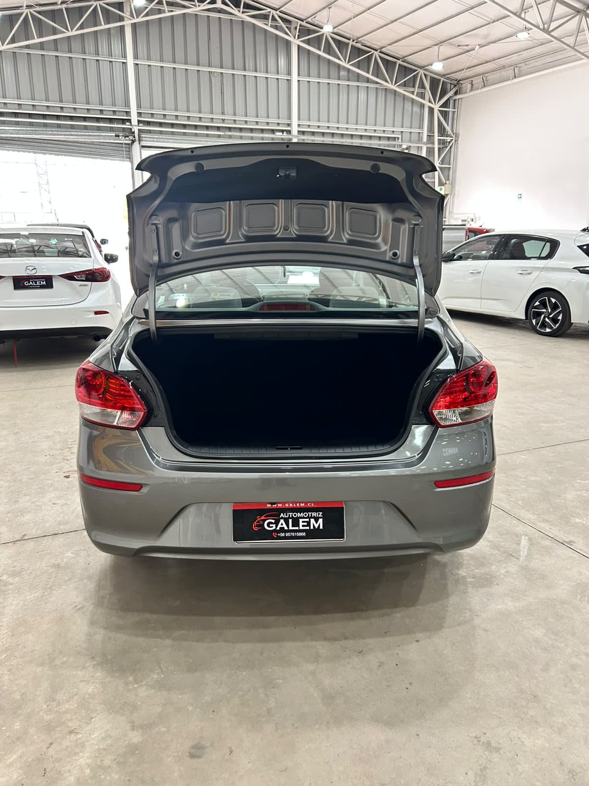 2026 KIA Soluto Gris - Miniatura 6