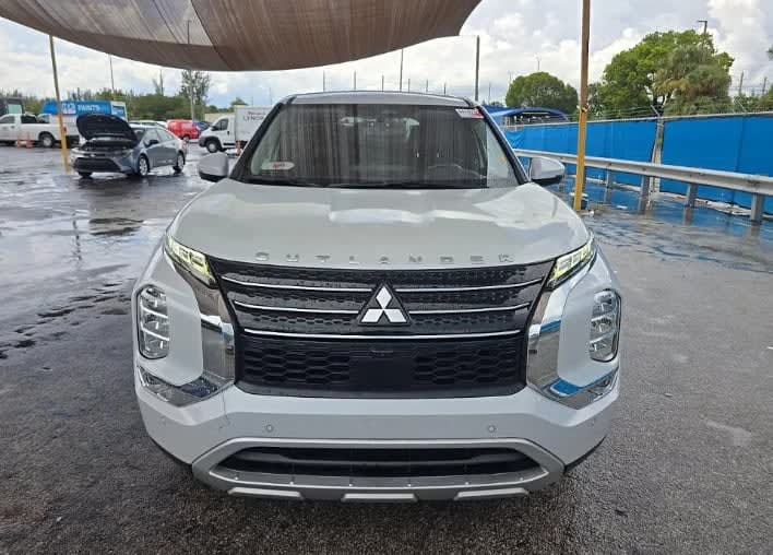 2022 Mitsubishi Outlander carga Blanco - Miniatura 2