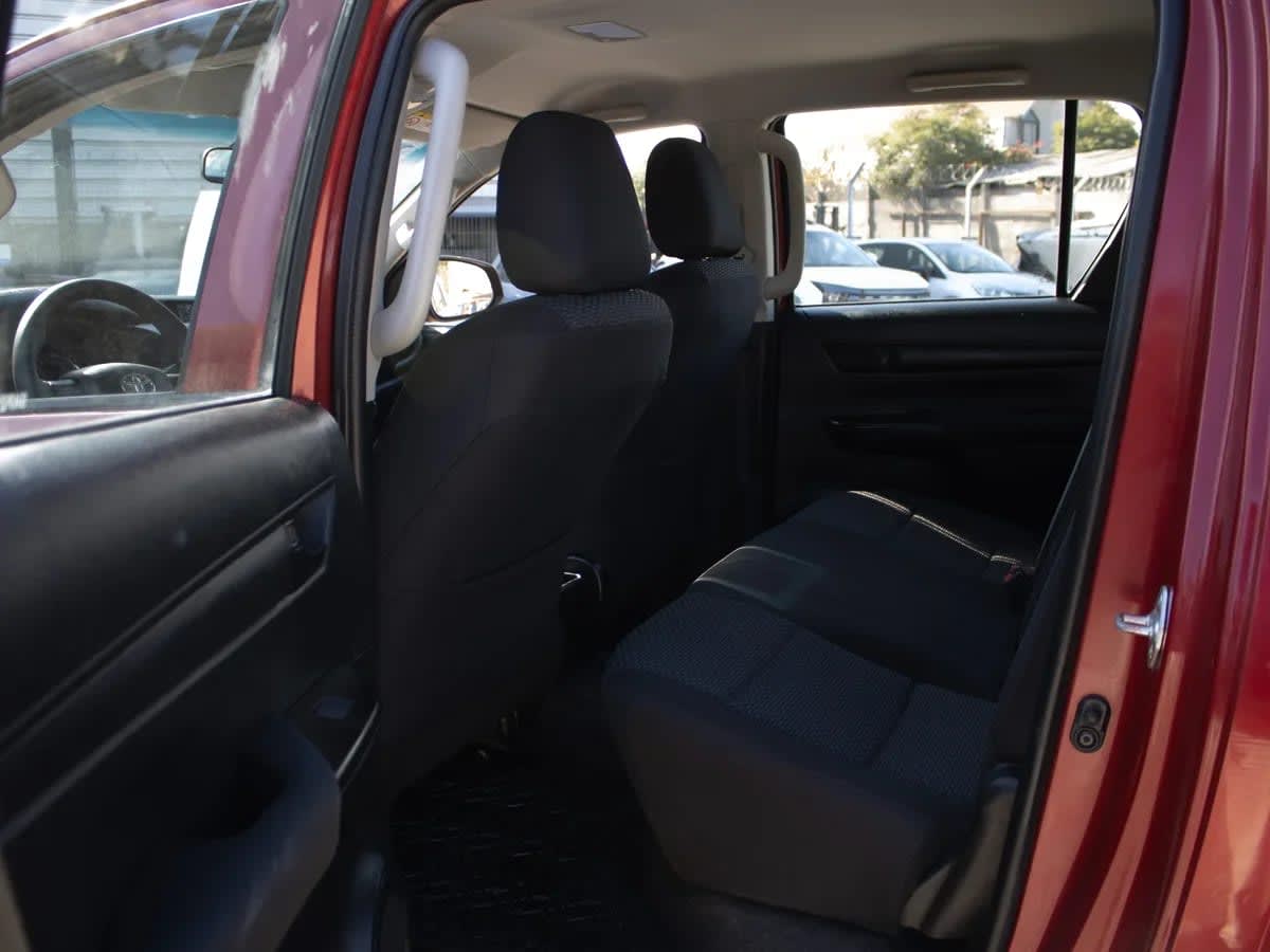 2023 Toyota Hilux 2.4 Rojo - Miniatura 2