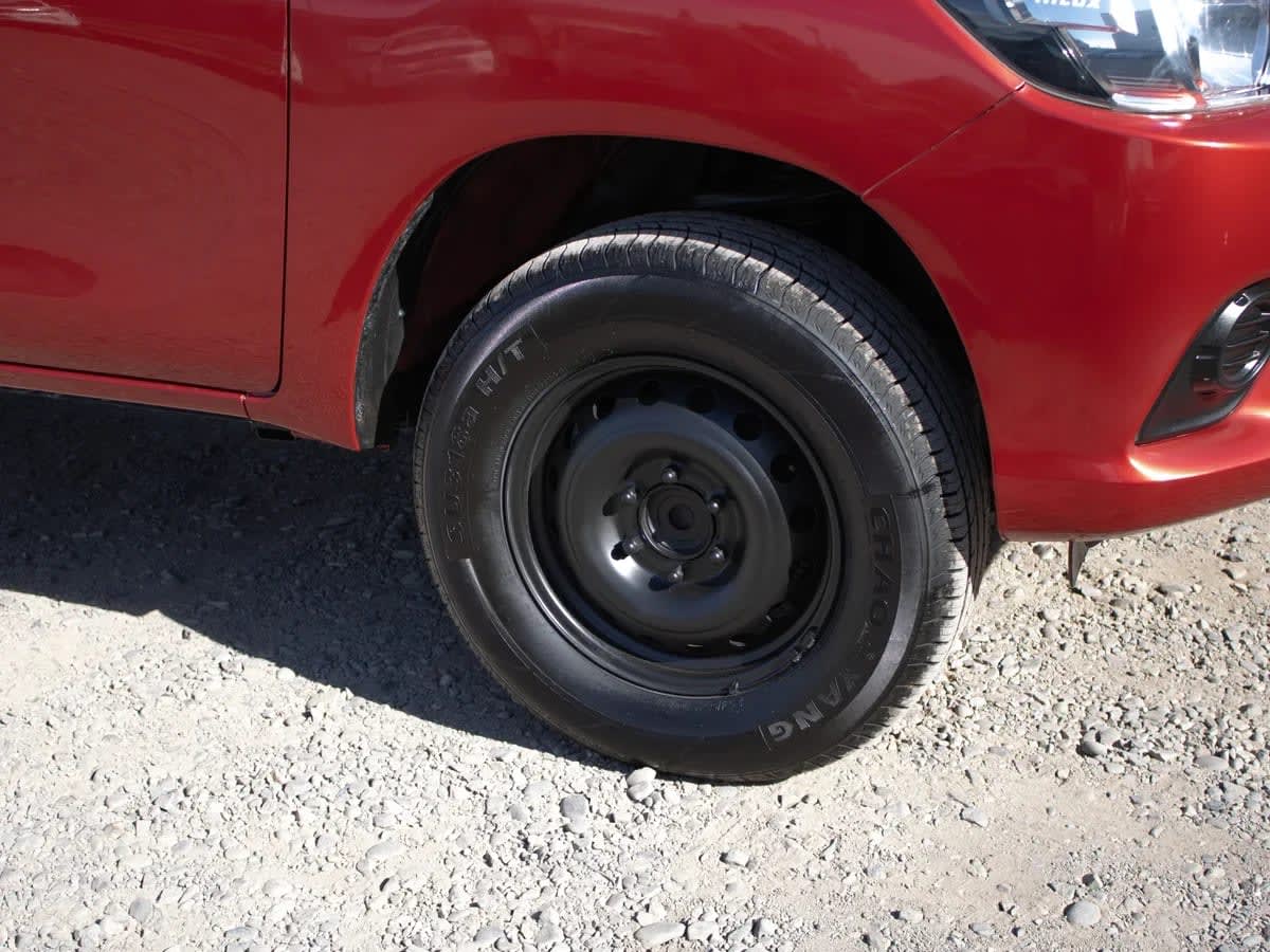 2023 Toyota Hilux 2.4 Rojo - Miniatura 8