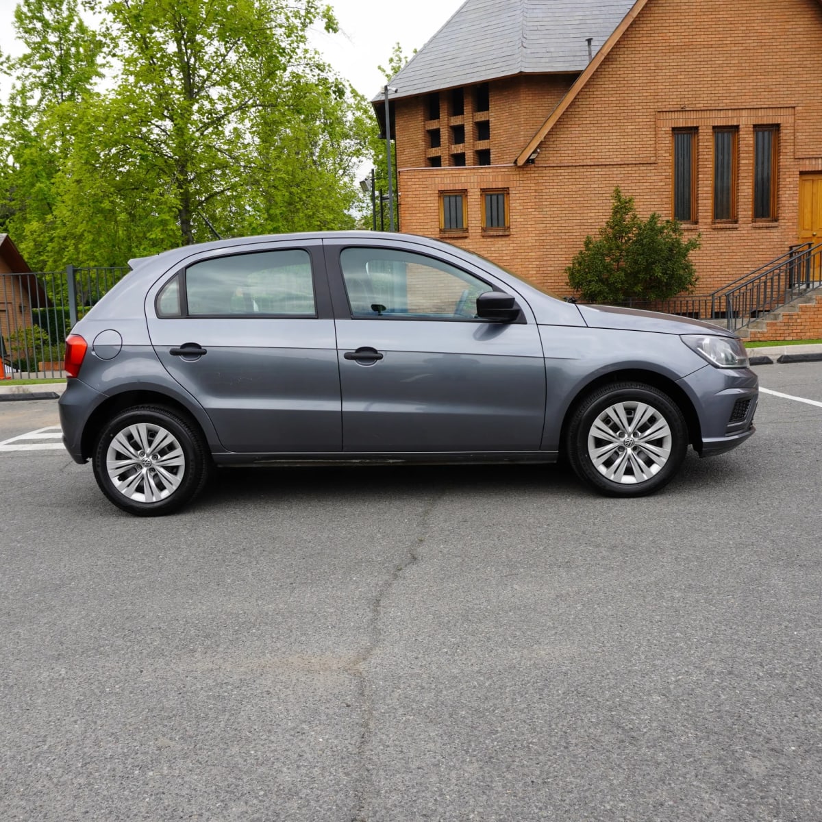 2021 Volkswagen Gol 1.6 Gris - Miniatura 4