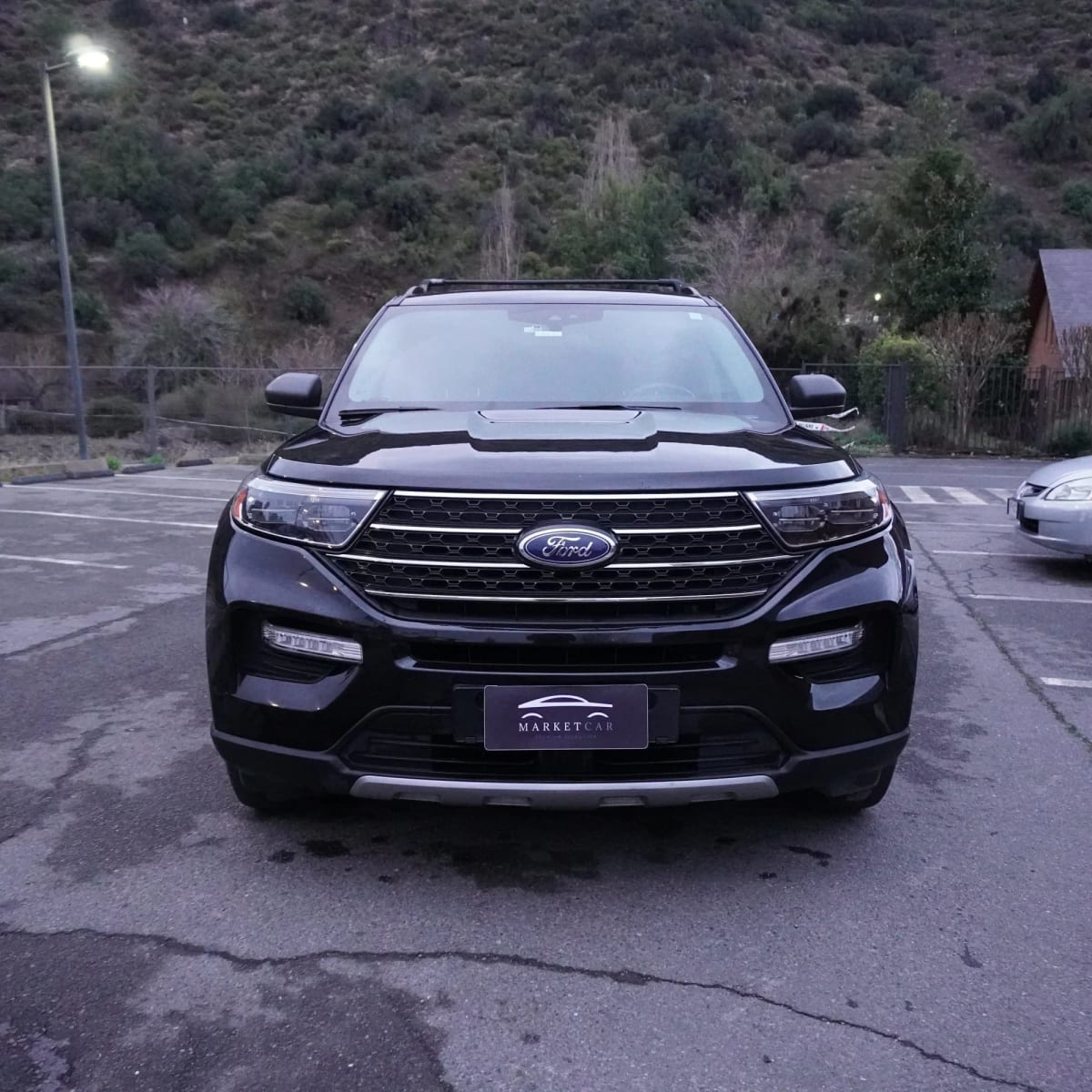 2023 Ford Explorer XLT Negro - Miniatura 2