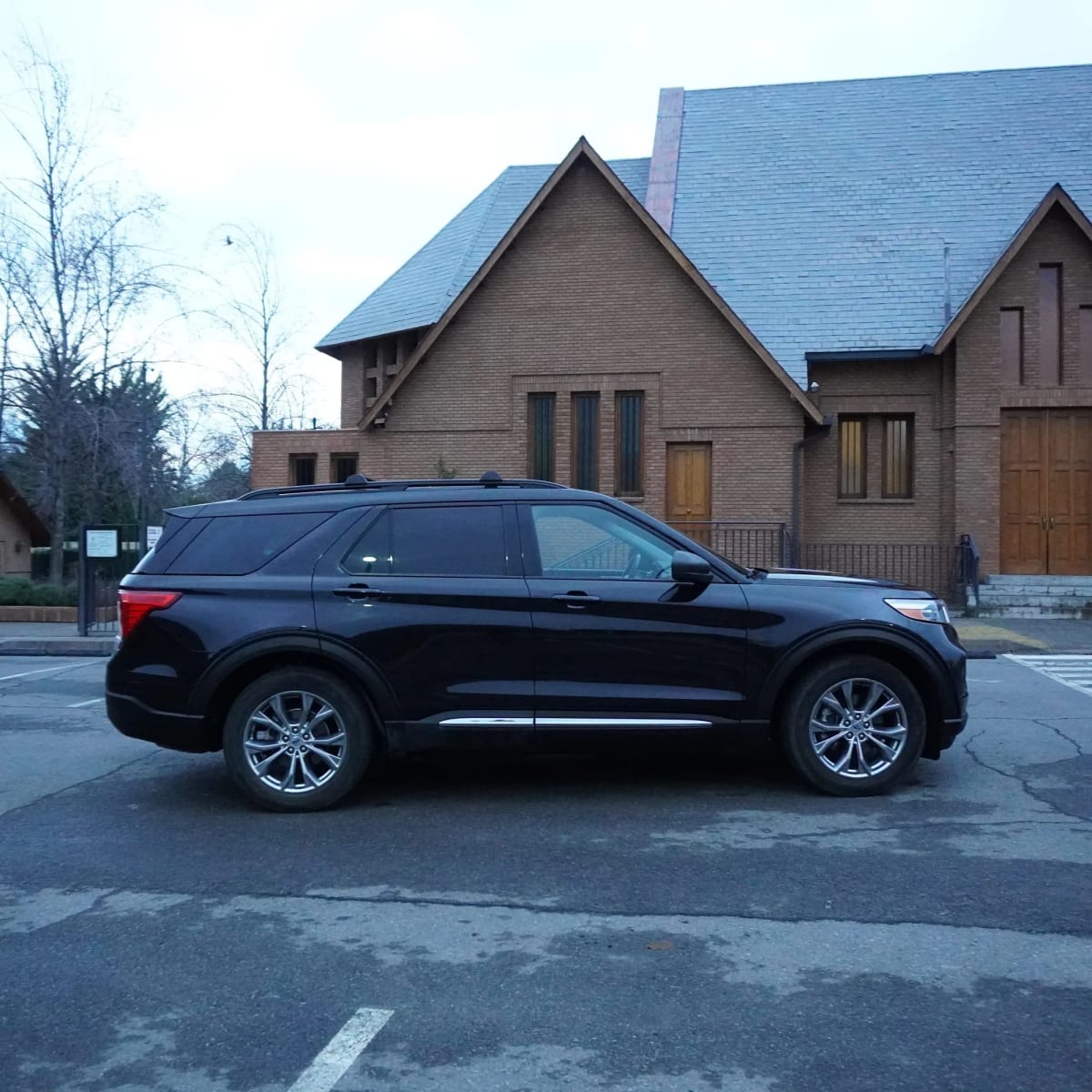 2023 Ford Explorer XLT Negro - Miniatura 4