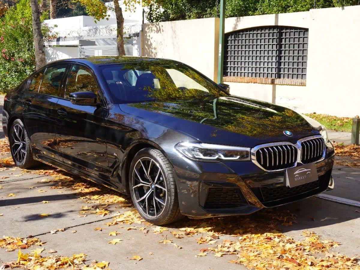 2024 BMW 530 M Negro - Miniatura 3
