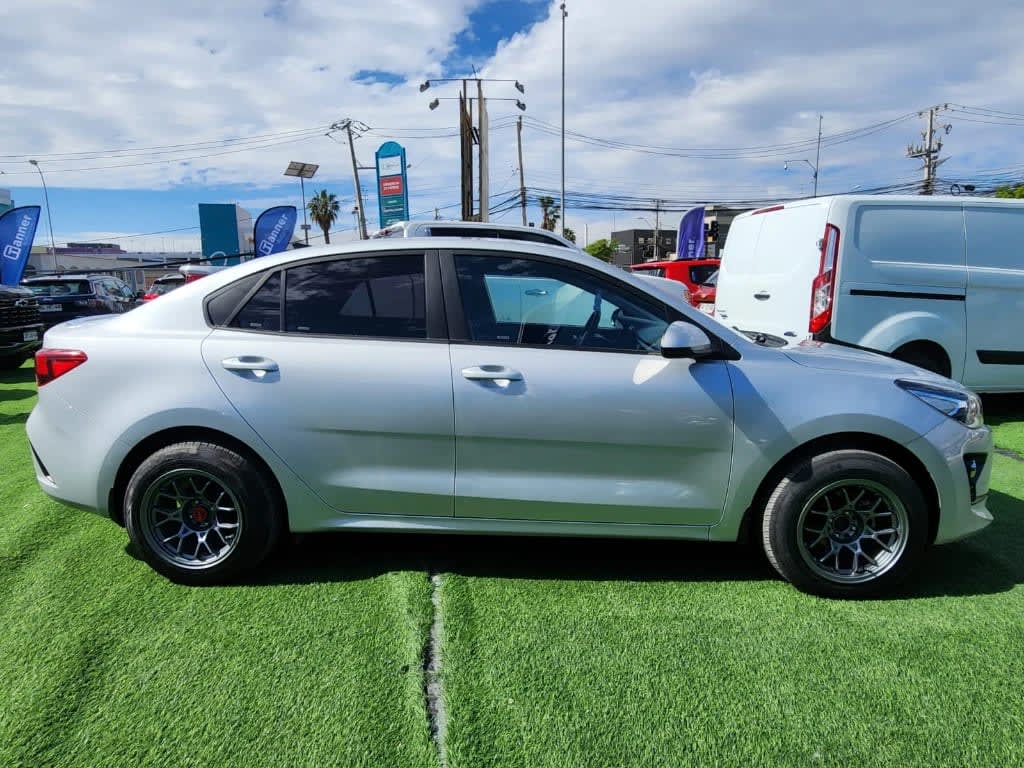 2024 Kia Rio 4 1.4 Plata - Miniatura 4