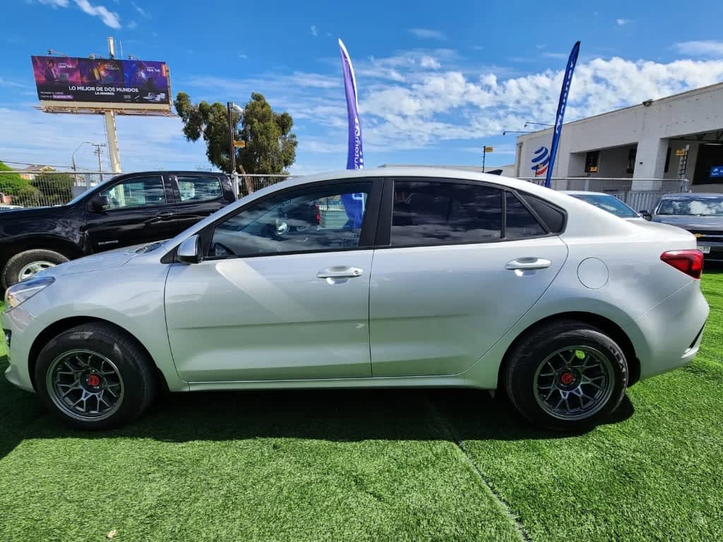 2024 Kia Rio 4 1.4 Plata - Miniatura 8