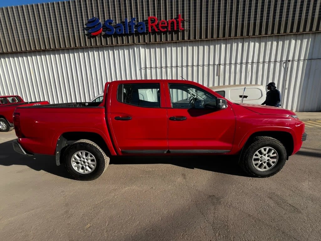 2023 Mitsubishi L200 KATANA Rojo - Miniatura 8