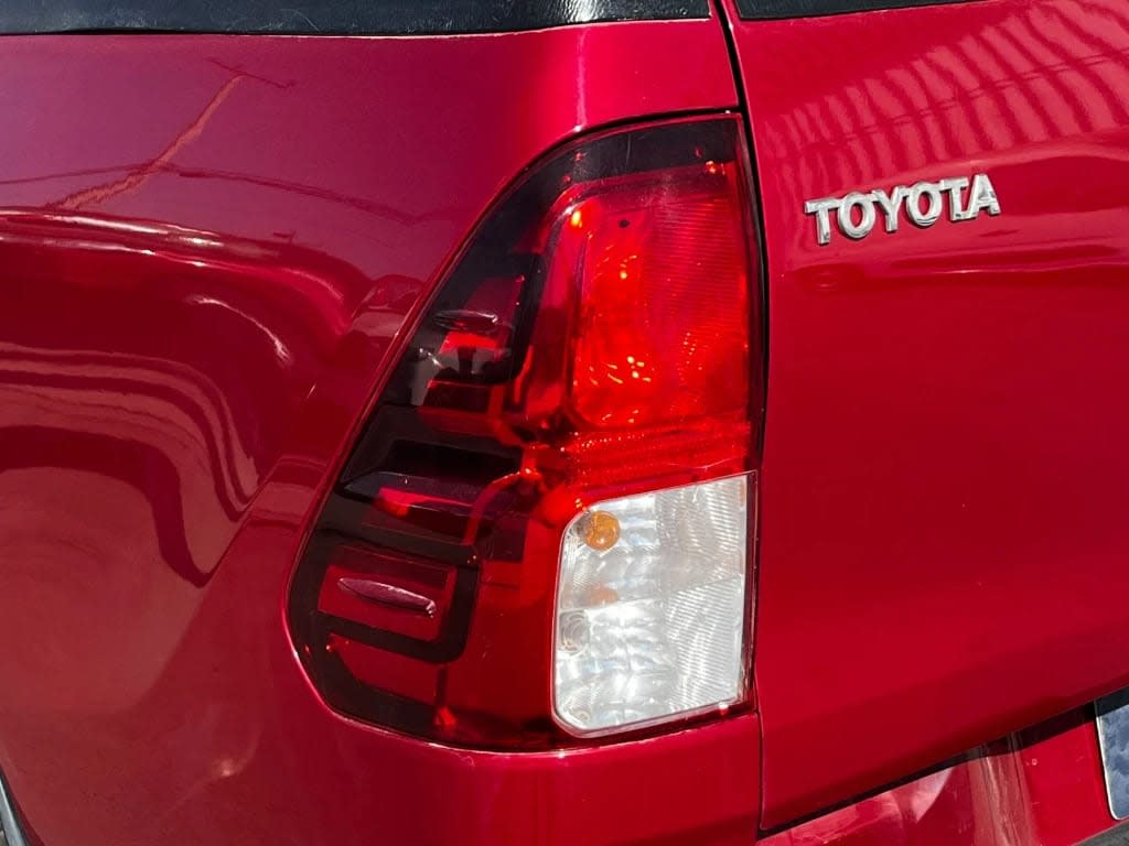 2023 Toyota Hilux DC Rojo - Miniatura 10