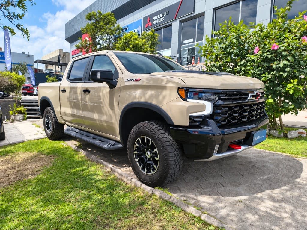2023 Chevrolet Silverado 6.2 Gris - Miniatura 3