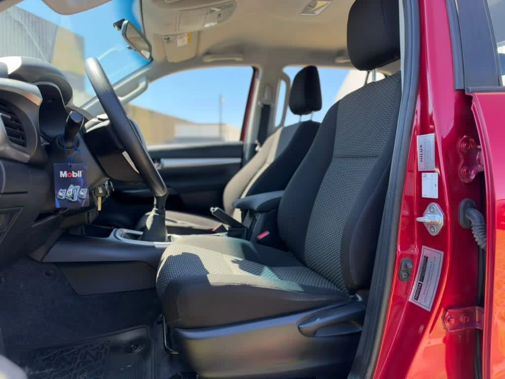 2023 Toyota Hilux 2.4 Rojo - Miniatura 10