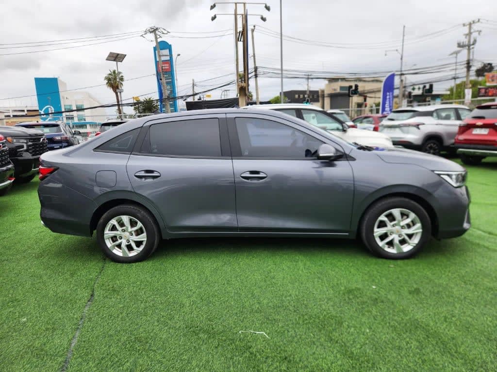 2024 Chevrolet Sail 1.5 Gris - Miniatura 4