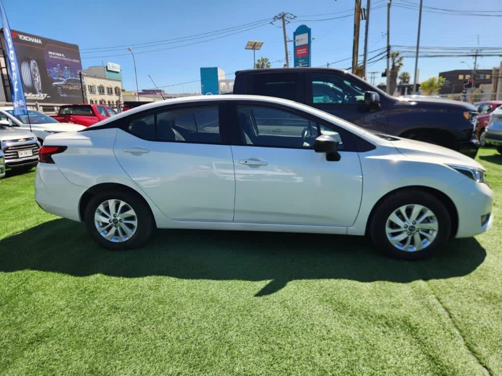 2025 Nissan Versa 1.6 Blanco - Miniatura 4