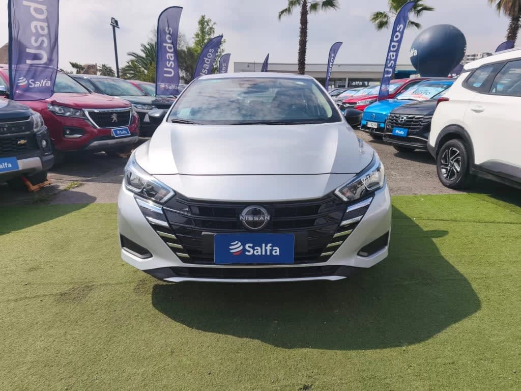 2025 Nissan Versa 1.6 Plata - Miniatura 2
