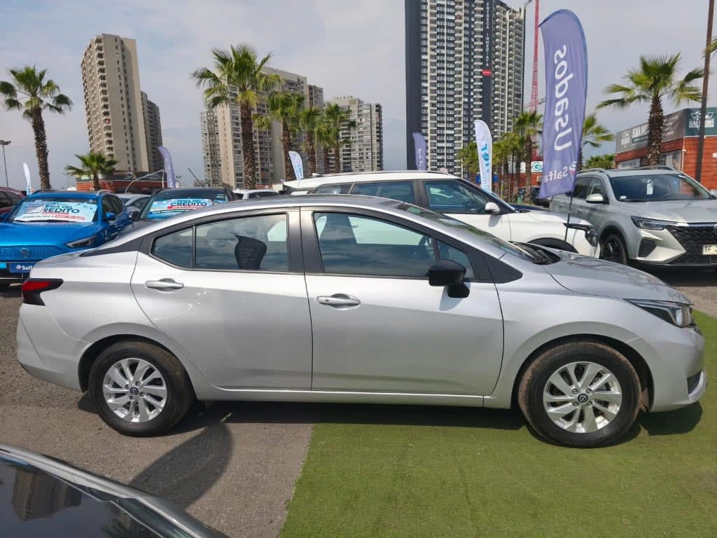 2025 Nissan Versa 1.6 Plata - Miniatura 4