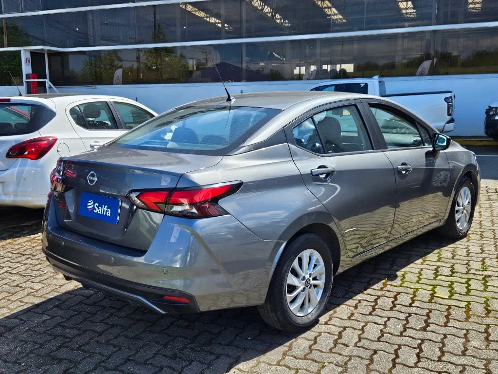 2025 Nissan Versa 1.6 Gris - Miniatura 5