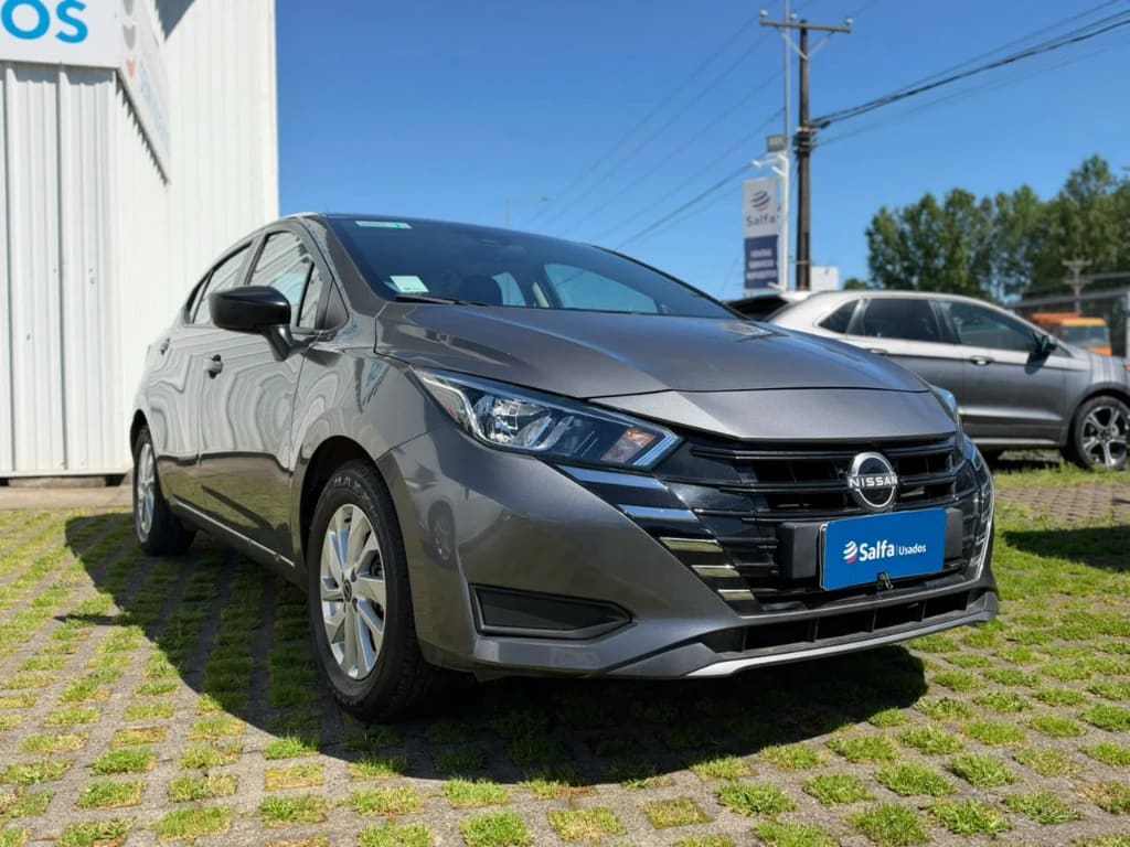 2025 Nissan Versa 1.6 Gris - Miniatura 3
