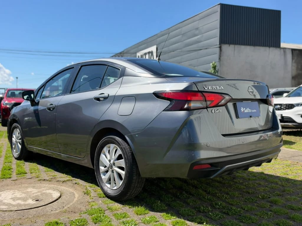2025 Nissan Versa 1.6 Gris - Miniatura 7