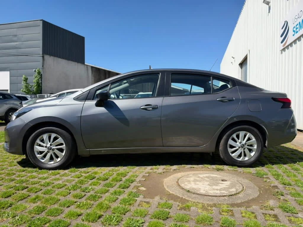 2025 Nissan Versa 1.6 Gris - Miniatura 8