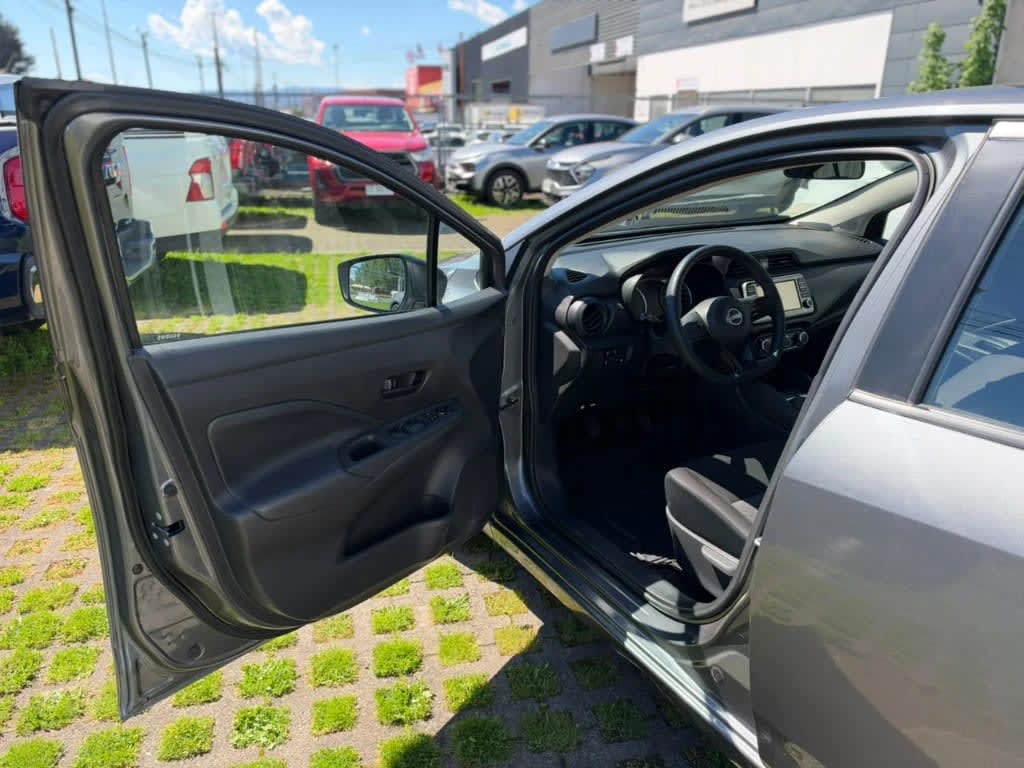 2025 Nissan Versa 1.6 Gris - Miniatura 9